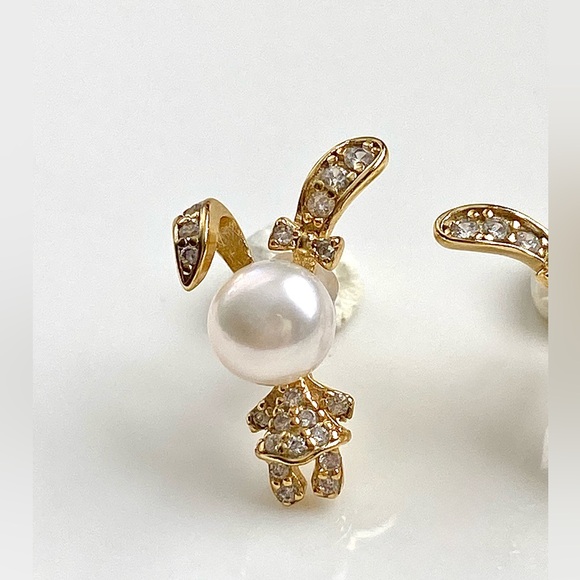 E137-Handmade White Freshwater Pearl Bunny Earring - Picture 6 of 7